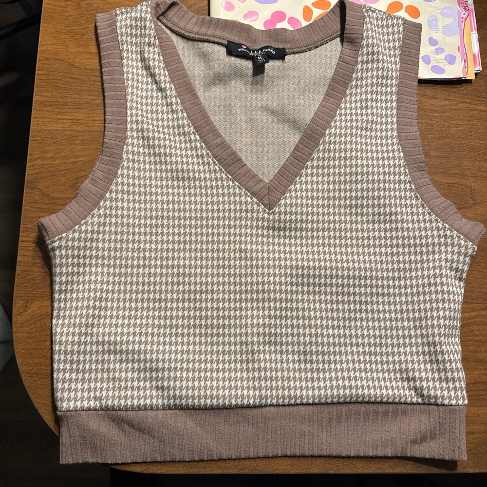 Chic Houndstooth V-Neck Crop Top